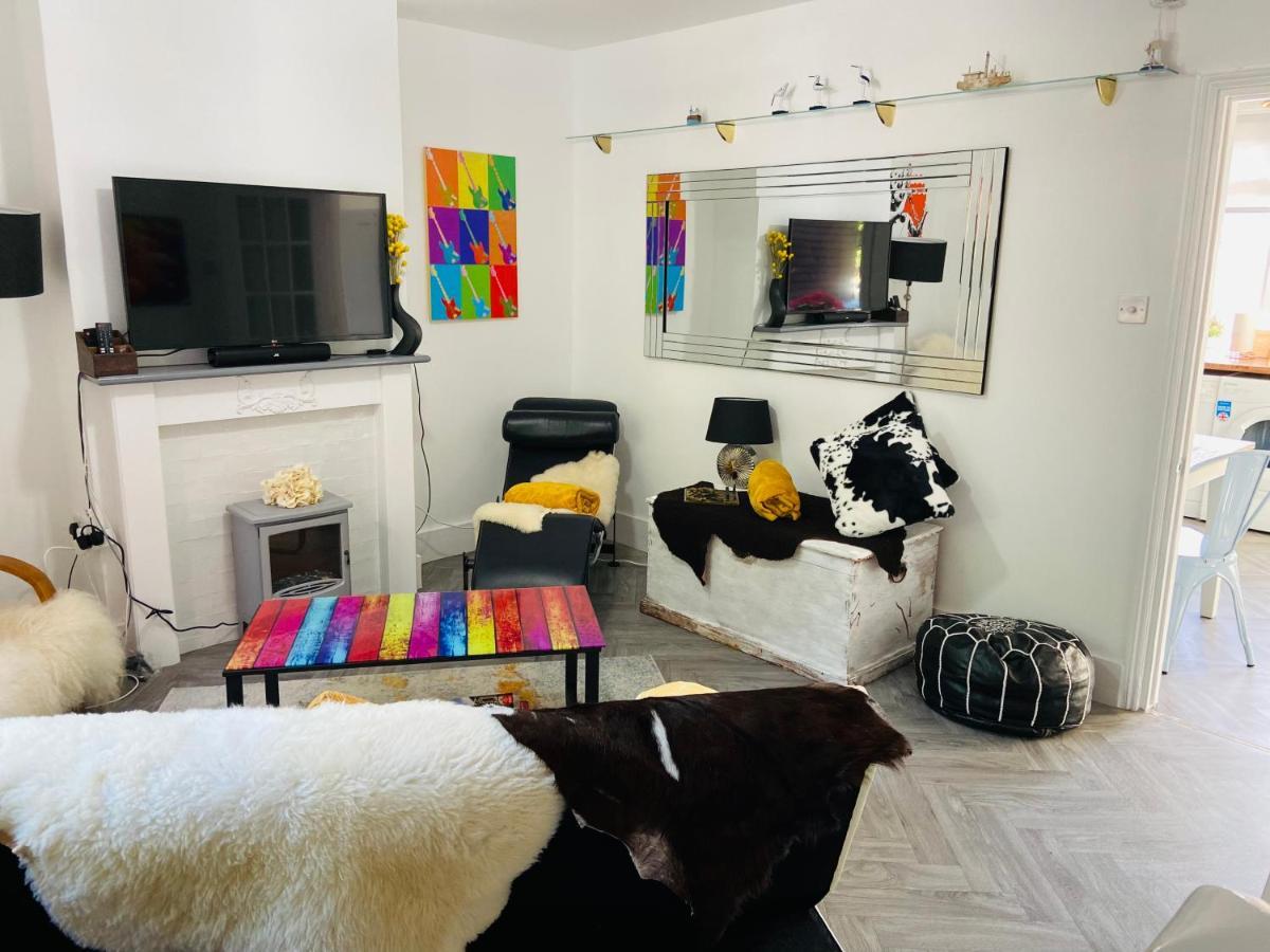 Funky Cozy Cottage With Outside Space イーストボーン エクステリア 写真