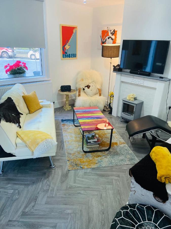 Funky Cozy Cottage With Outside Space イーストボーン エクステリア 写真