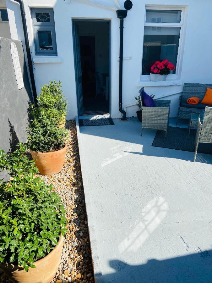 Funky Cozy Cottage With Outside Space イーストボーン エクステリア 写真